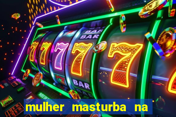 mulher masturba na quina da cama