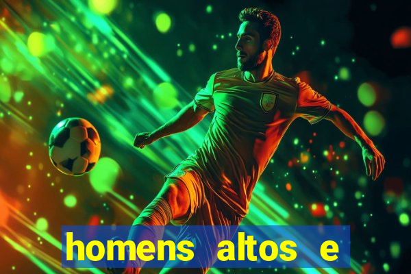 homens altos e magros pelados